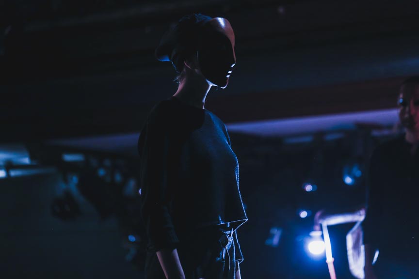 Le masque neutre de théâtre dans une école à Paris.