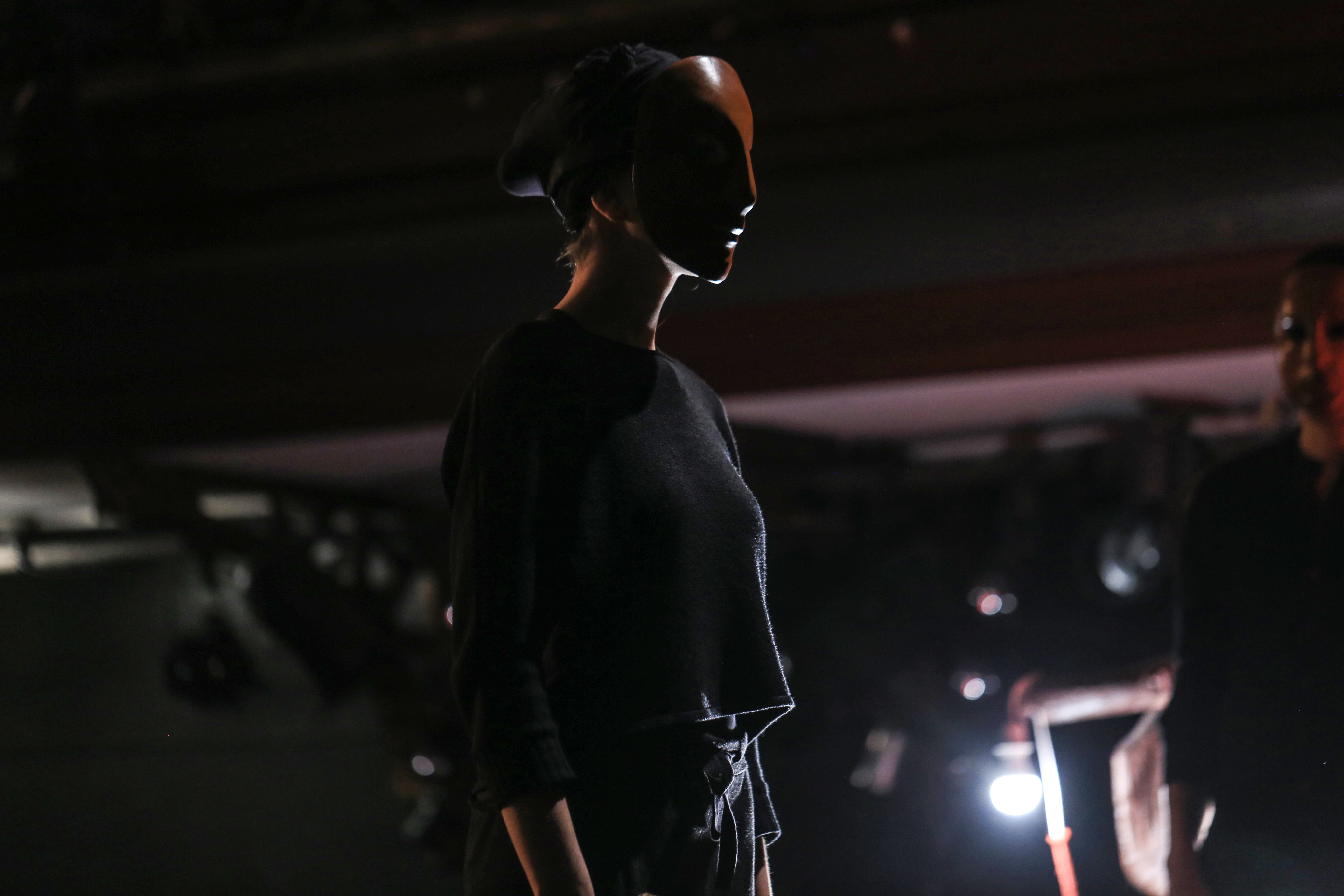 Le masque neutre de théâtre dans une école à Paris.