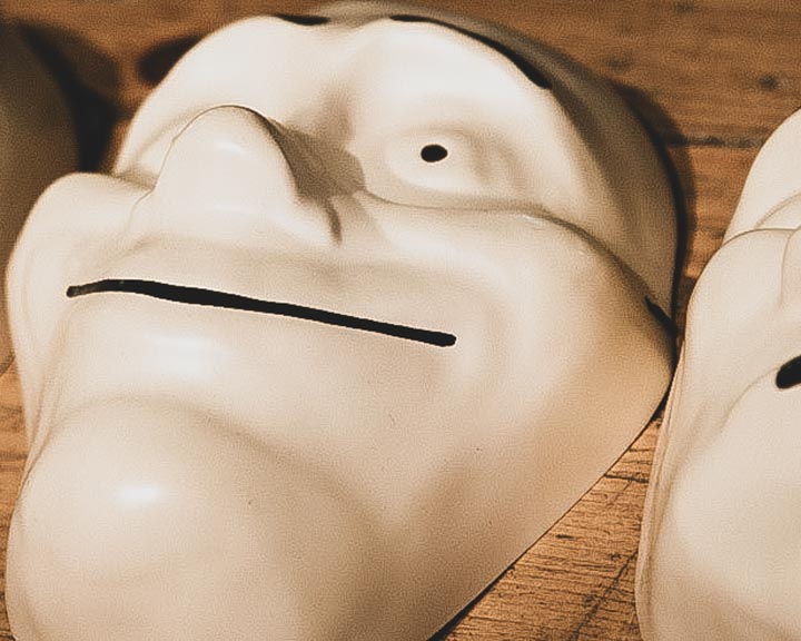 Masques larvaires dans une école de théâtre à Paris.