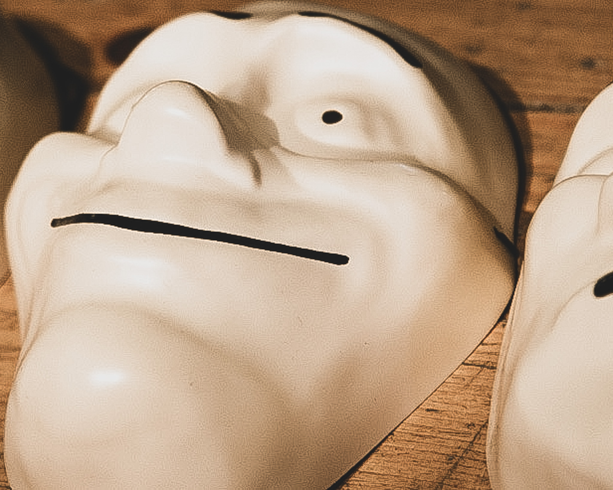 Masques larvaires dans une école de théâtre à Paris