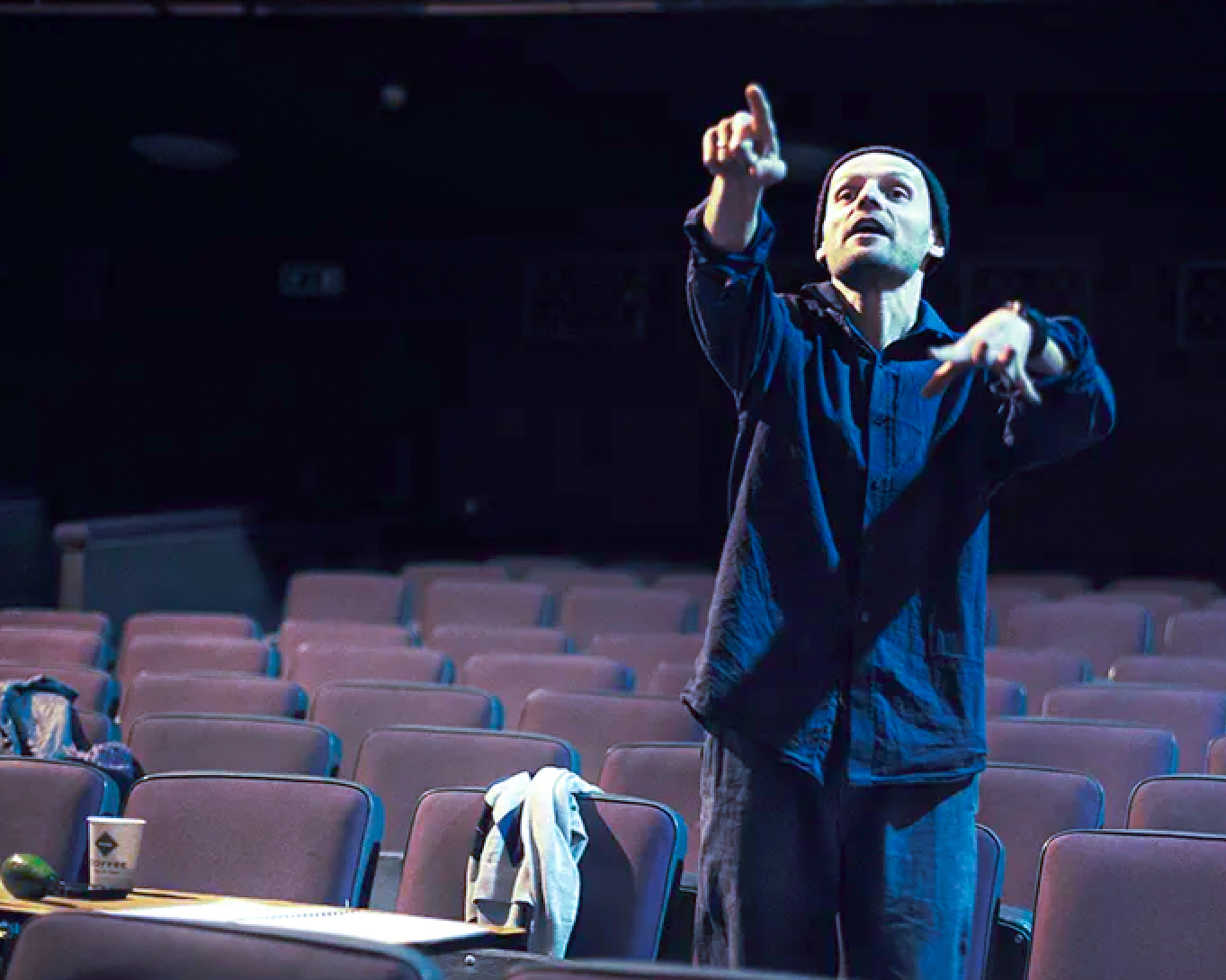 Un metteur en scène dans un cours de théâtre à Paris.