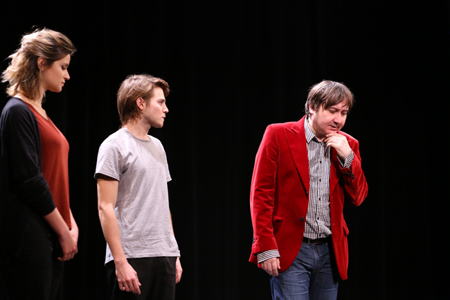 Michel Fau faisant travailler les élèves de notre école