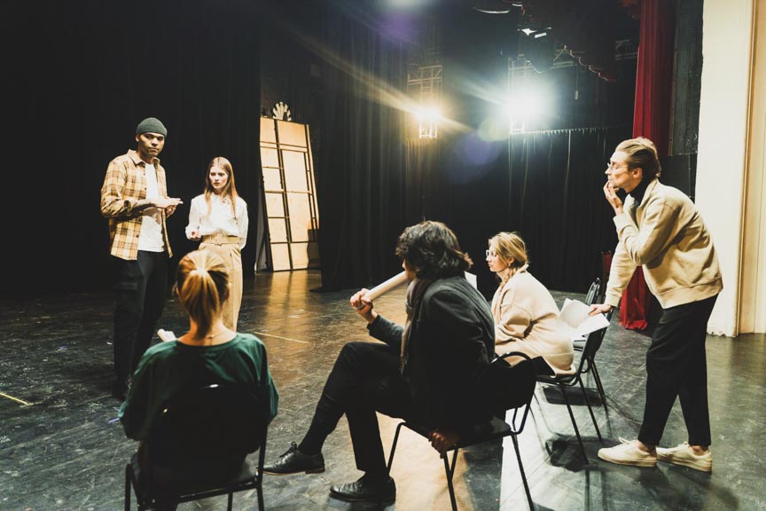 Une mise en scène dans un théâtre à Paris.