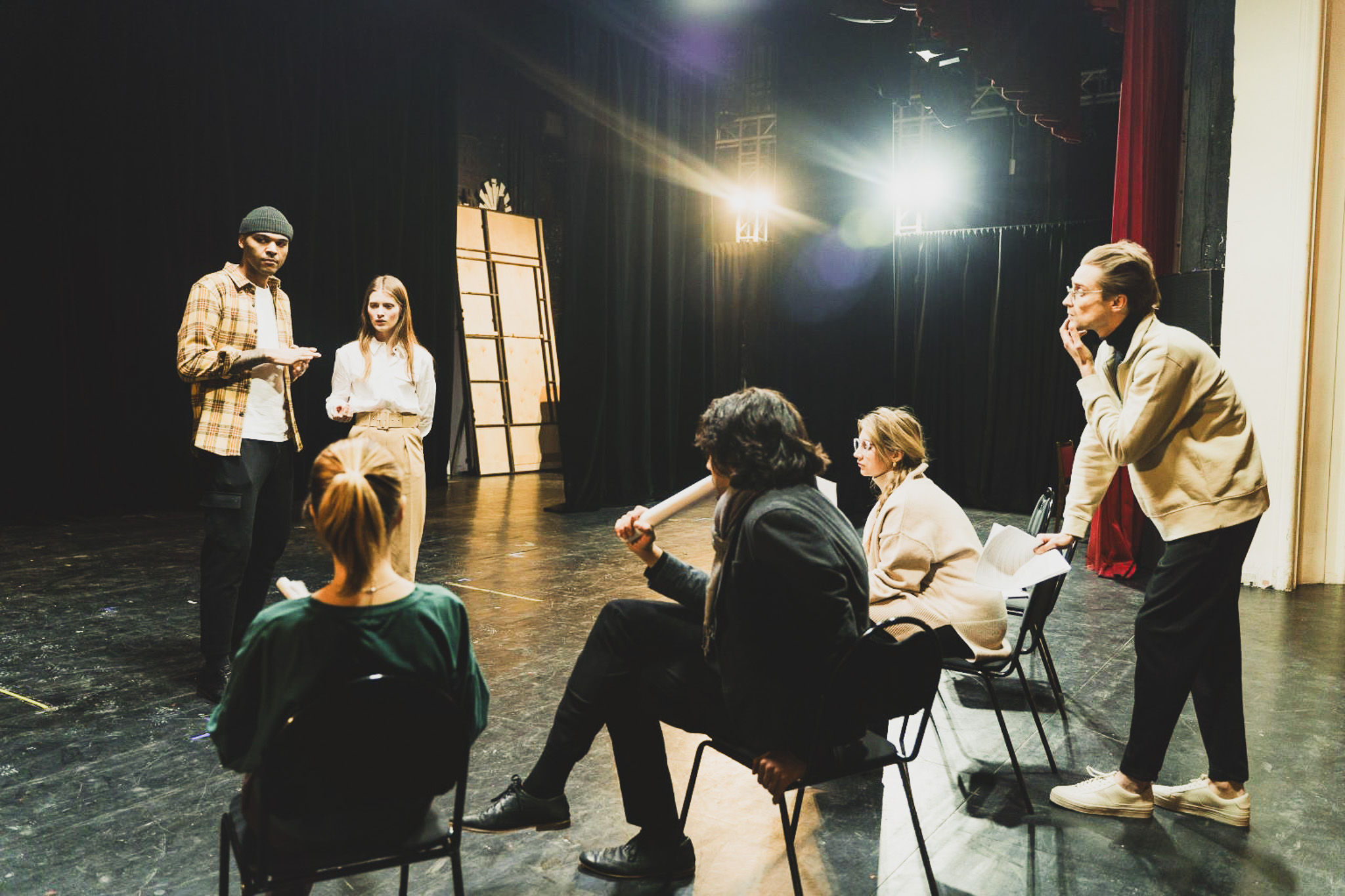 Une mise en scène dans un théâtre à Paris.