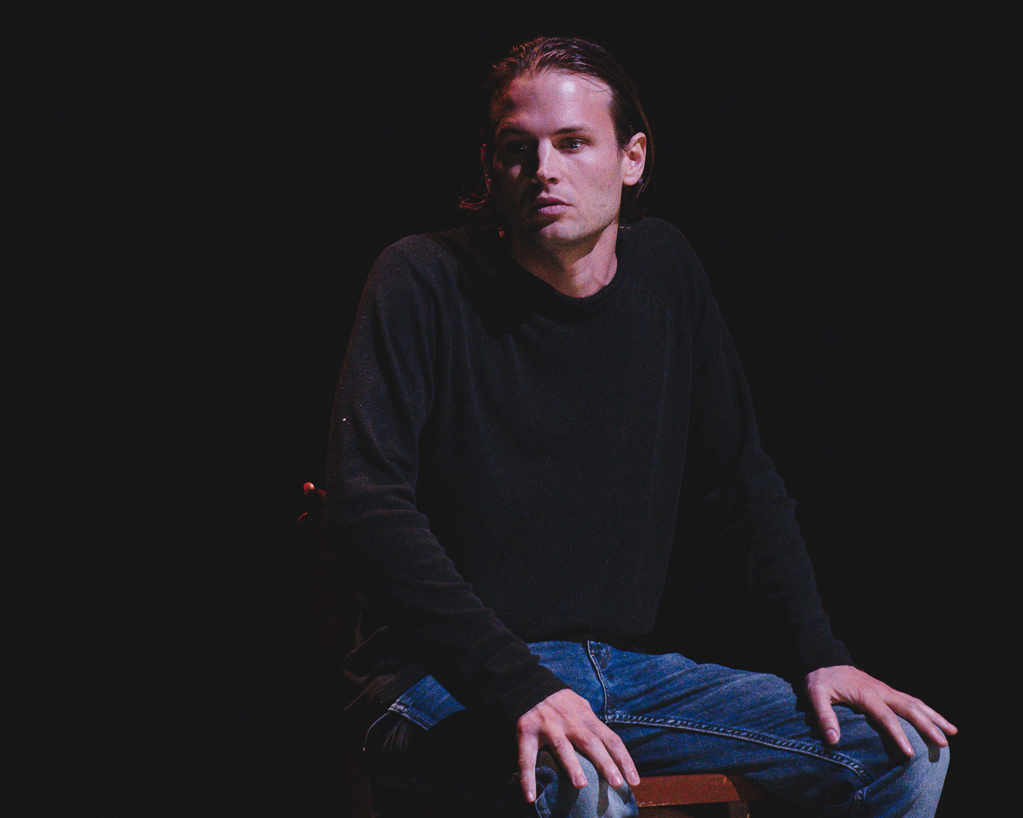 Élève d'un cours de théâtre disant un monologue