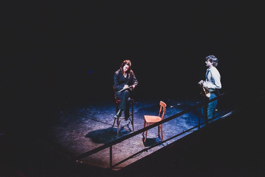 Deux acteurs au Théâtre la Bruyère à Paris.