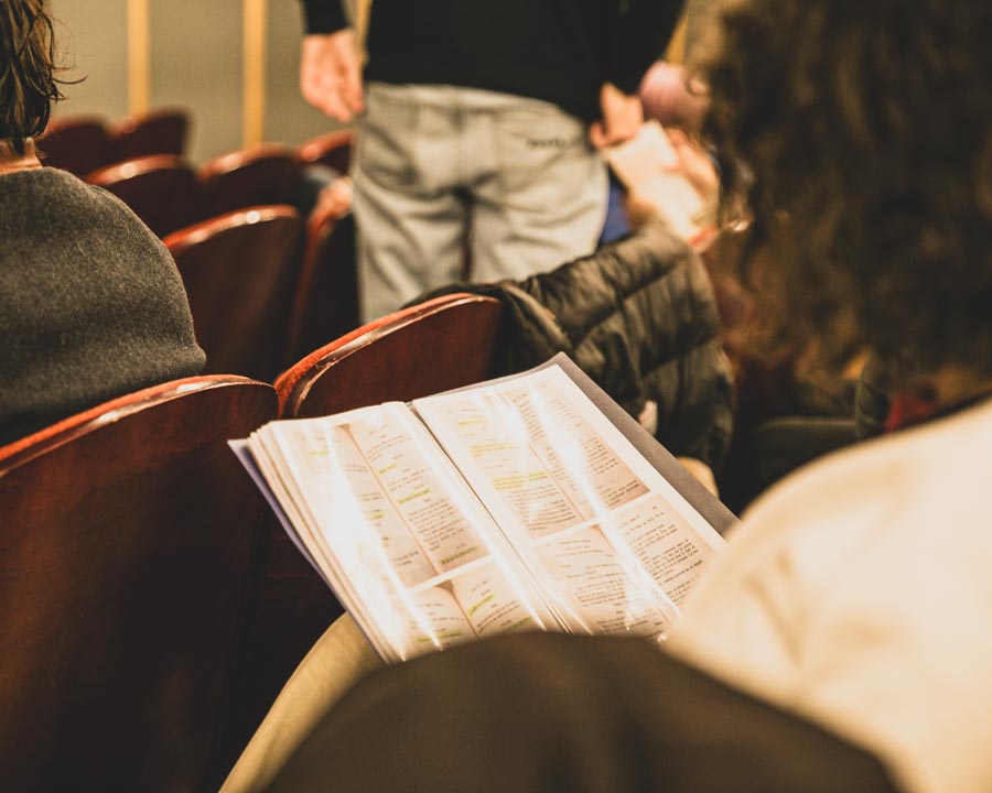 Une élève d'un cours de théâtre à Paris lisant une pièce de théâtre.
