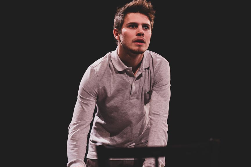 Un comédien passant un casting cinéma pour un film à Paris.