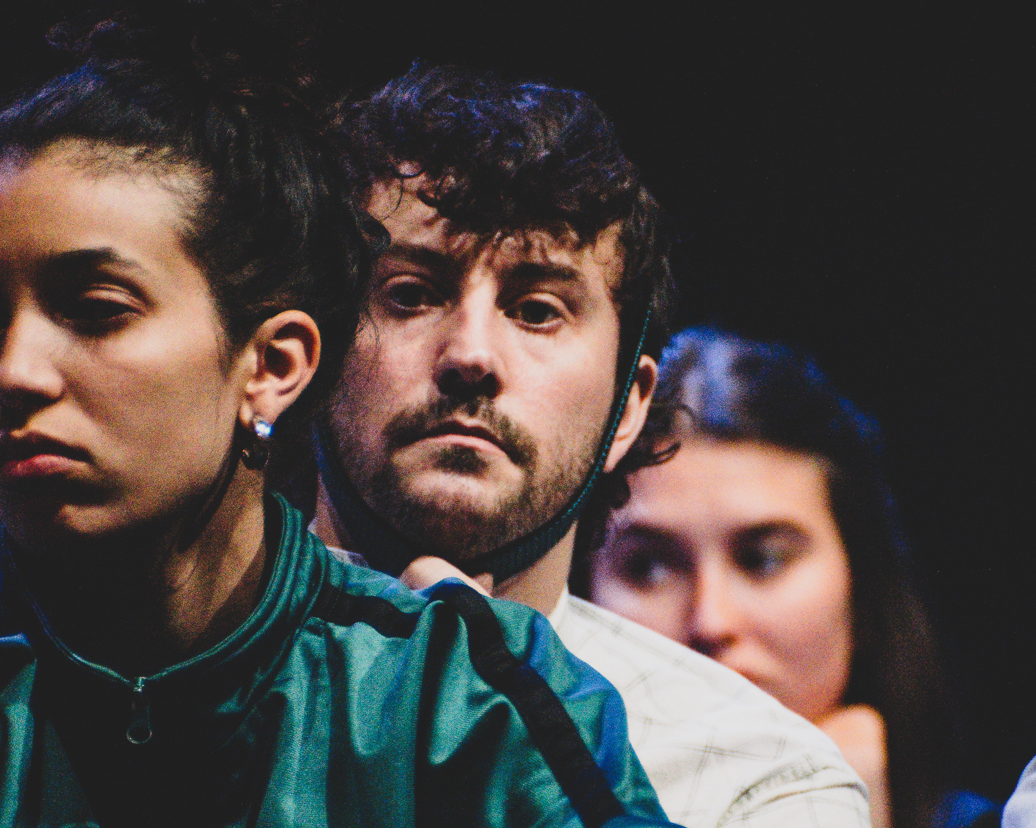 Des élèves comédiens dans un cours de théâtre professionnel à Paris