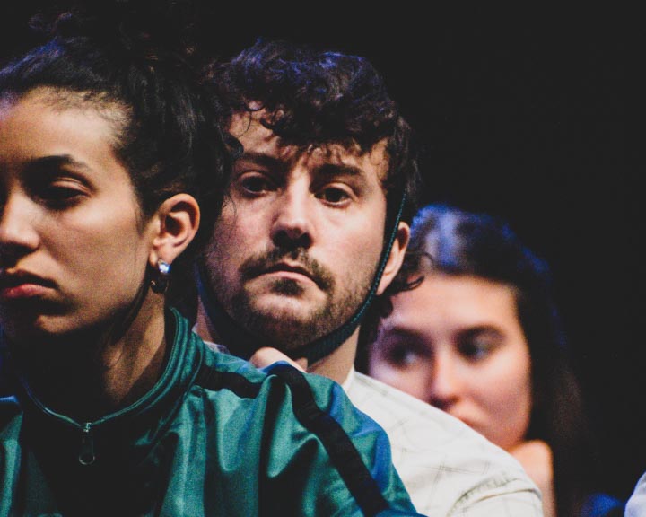 Des élèves comédiens dans un cours de théâtre professionnel à Paris.