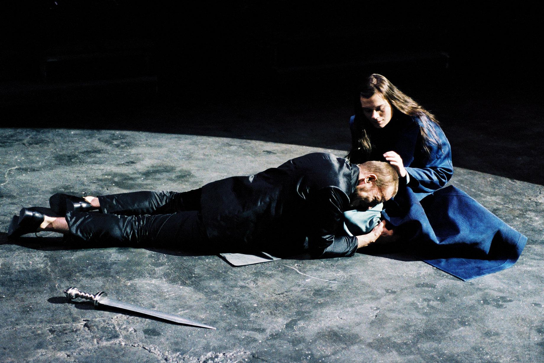 Des comédiens jouant une scène de Jean Racine en alexandrins