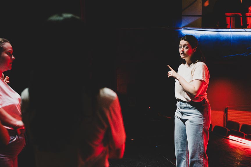 Des élèves d'un cours de théâtre à Paris en répétition générale.