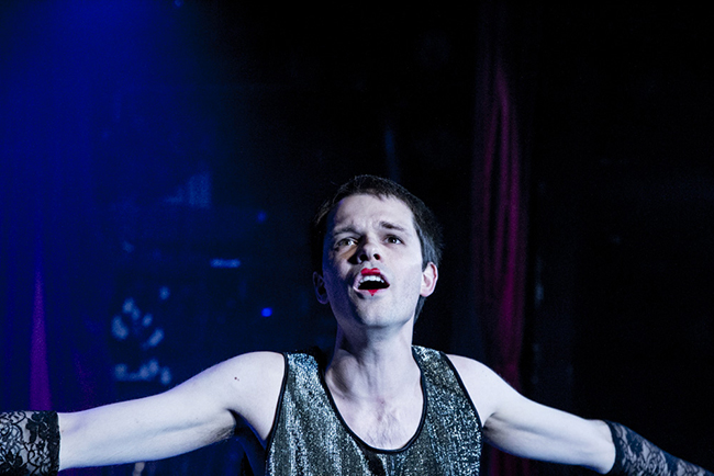 Un élève répétant une scène sur le plateau de notre école de théâtre à Paris