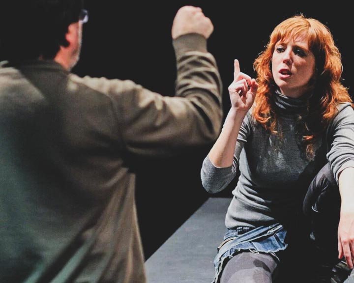 Des élèves d'une école de théâtre travaillant sur la mise en scène.