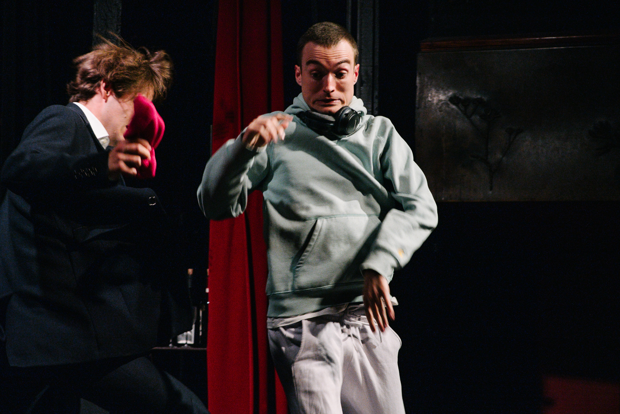 Des élèves travaillant sur la scène du Théâtre Actuel La Bruyère