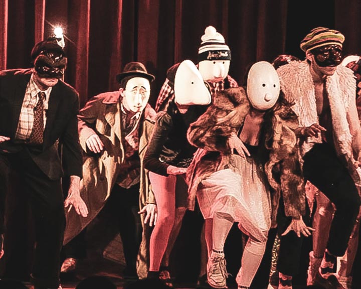 Travail du masque dans un cours de théâtre à Paris.