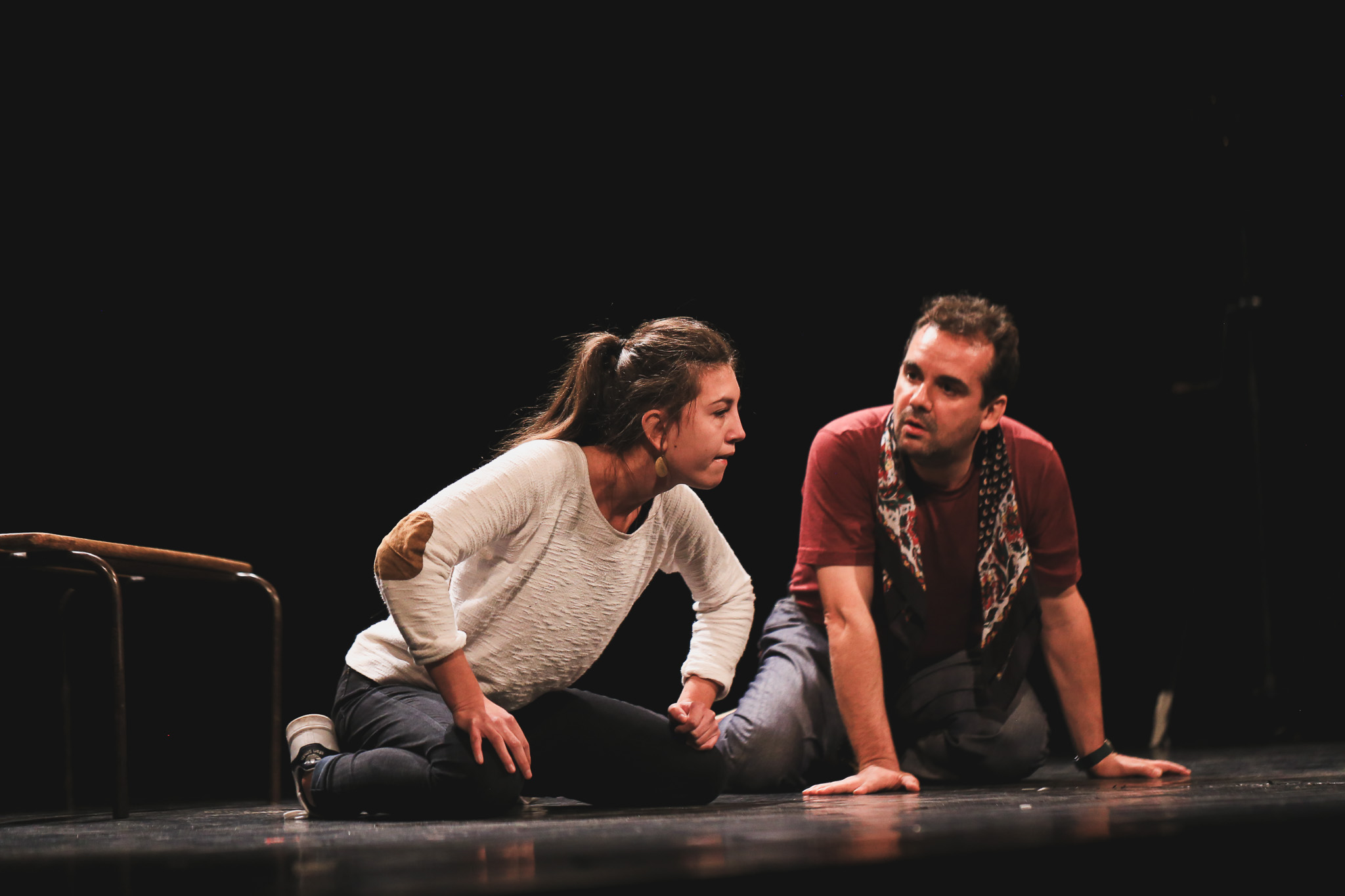 Deux acteurs sur la scène d'un théâtre à Paris