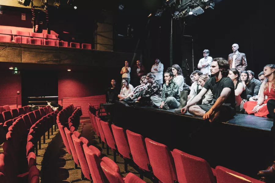 Élèves en répétition au Théâtre Actuel La Bruyère à Paris